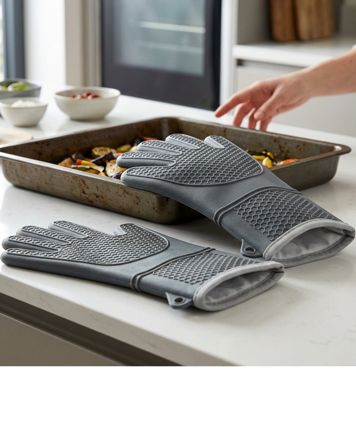 Novoa Five-Finger Silicone Oven Glove Pair 36 cm Graphite - Lifestyle view