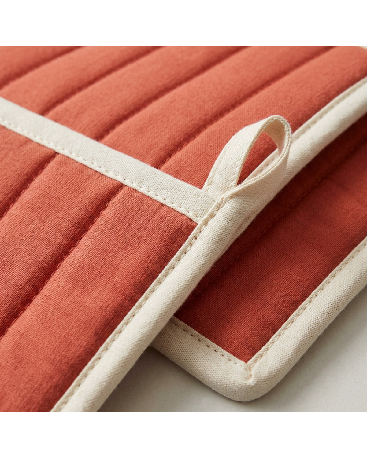 Novoa Oven Mitt and Pot Holder Set of 4 Burnt Coral - Detail view